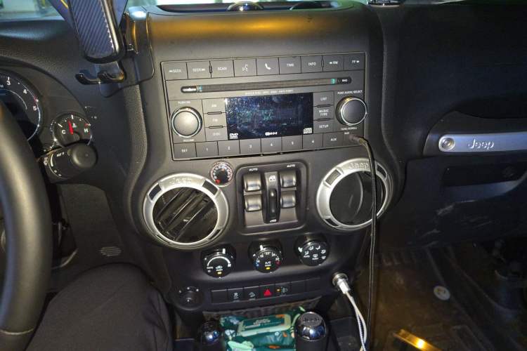 Used Jeep Wrangler 2014 2.8TD Sahara Four-Door Edition Audio And AC Panel
