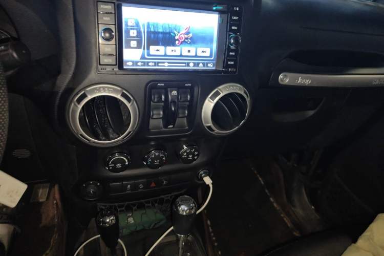 Used Jeep Wrangler 2014 2.8TD Sahara Four-Door Edition Audio And AC Panel