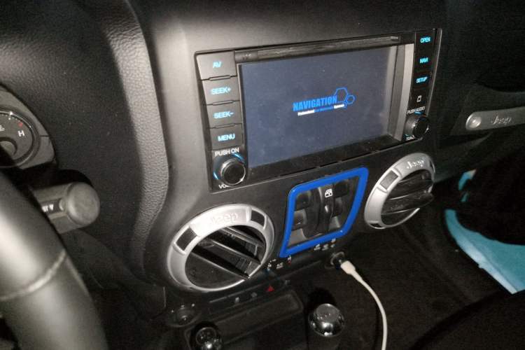 Used Jeep Wrangler 2014 3.0L Sahara Four-Door Edition Audio And AC Panel