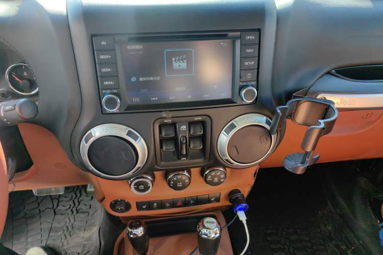 Used Jeep Wrangler 2014 3.0L Sahara Four-Door Edition Audio And AC Panel