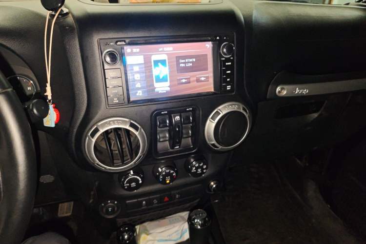Used Jeep Wrangler 2014 2.8TD Sahara Four-Door Edition Audio And AC Panel