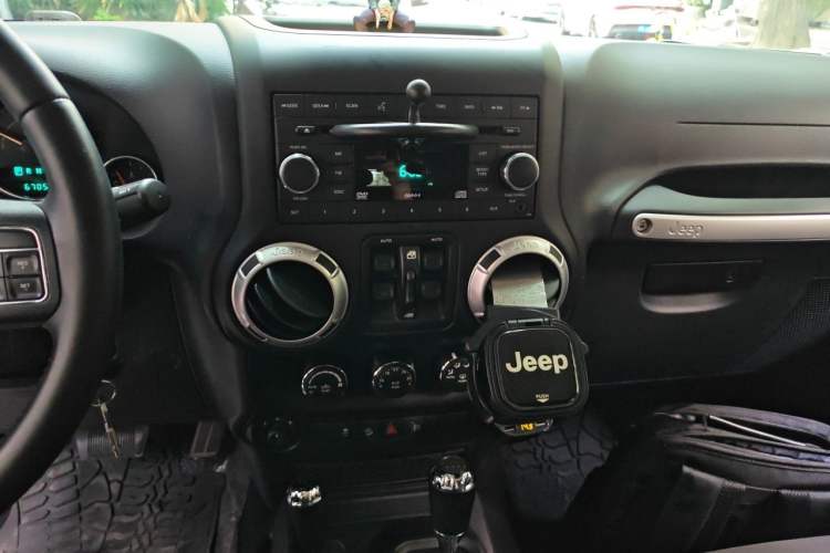 Used Jeep Wrangler 2014 2.8TD Sahara Four-Door Edition Audio And AC Panel