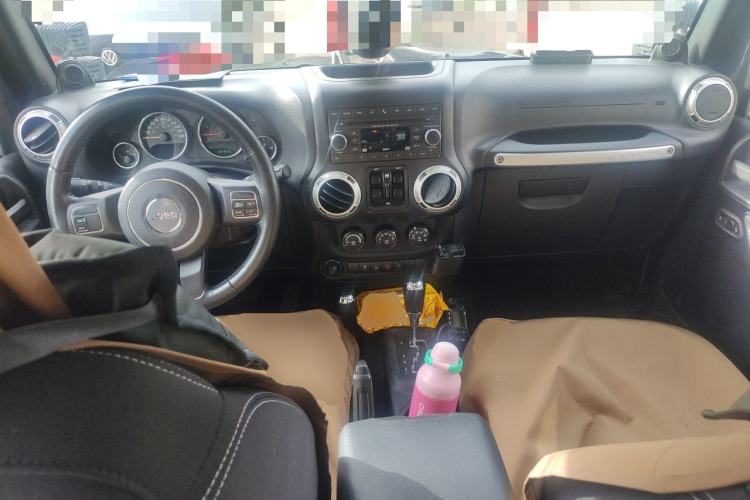 Used Jeep Wrangler 2014 3.0L Sahara Four-Door Edition Center Console