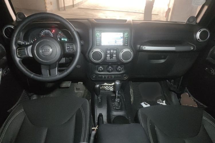 Used Jeep Wrangler 2014 2.8TD Sahara Four-Door Edition Center Console