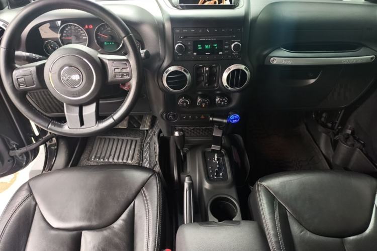 Used Jeep Wrangler 2014 3.0L Sahara Four-Door Edition Center Console