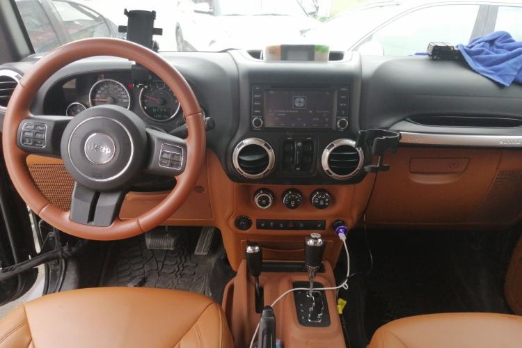 Used Jeep Wrangler 2014 3.0L Sahara Four-Door Edition Center Console