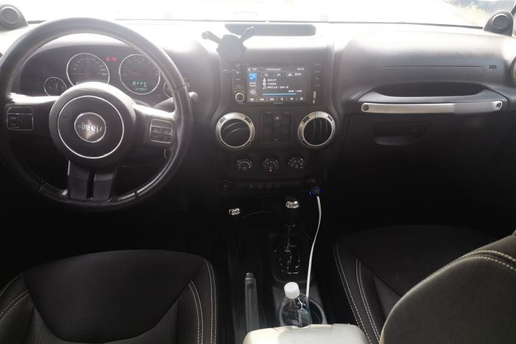 Used Jeep Wrangler 2014 3.0L Sahara Four-Door Edition Center Console