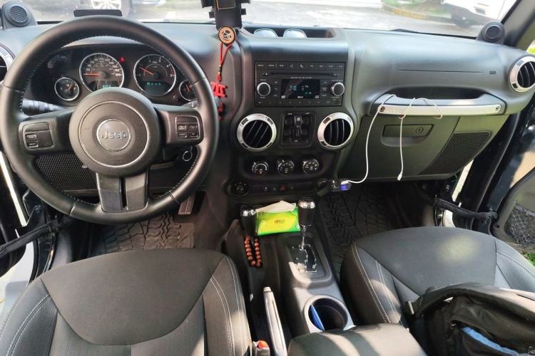 Used Jeep Wrangler 2014 2.8TD Sahara Four-Door Edition Center Console