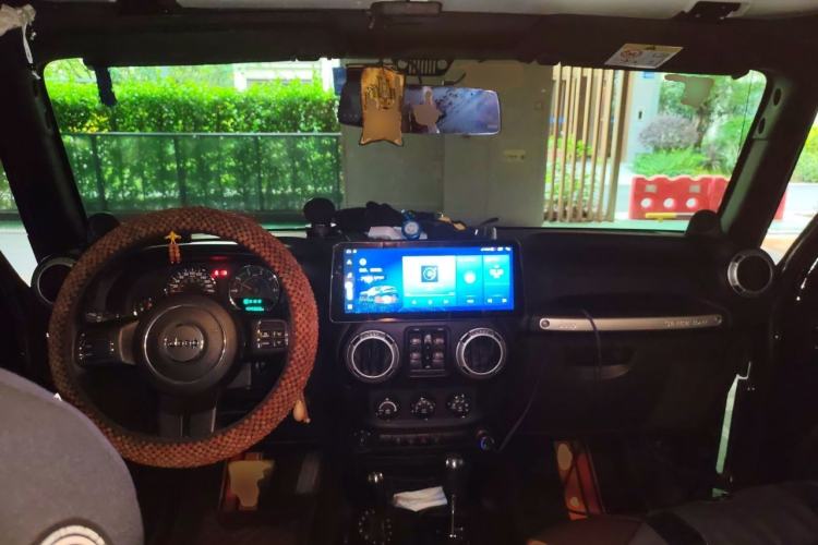 Used Jeep Wrangler 2014 2.8TD Sahara Four-Door Edition Center Console