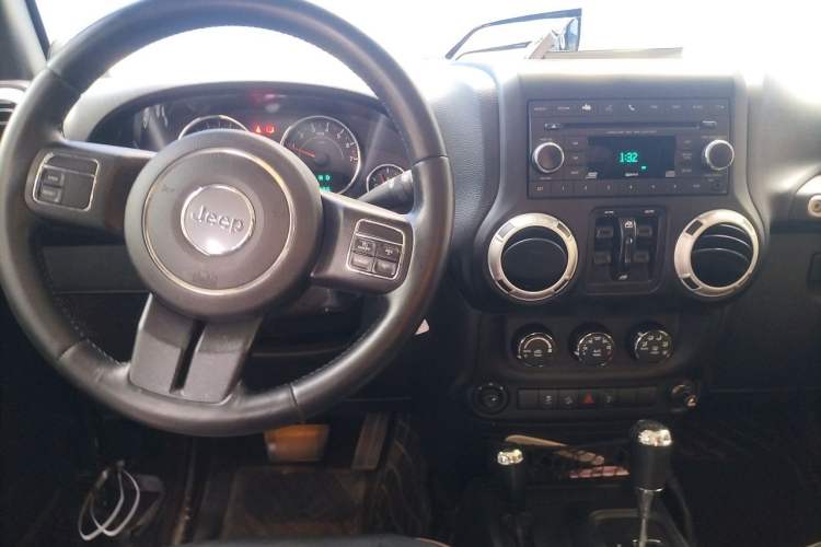 Used Jeep Wrangler 2014 3.0L Sahara Four-Door Edition Center Console
