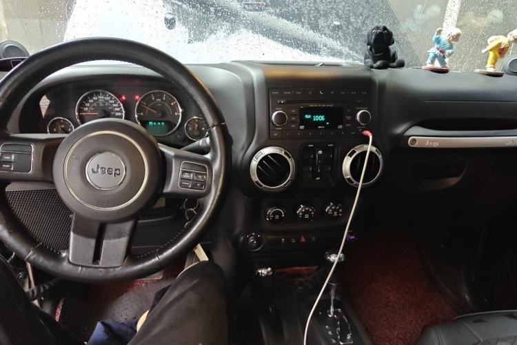 Used Jeep Wrangler 2014 2.8TD Sahara Four-Door Edition Center Console