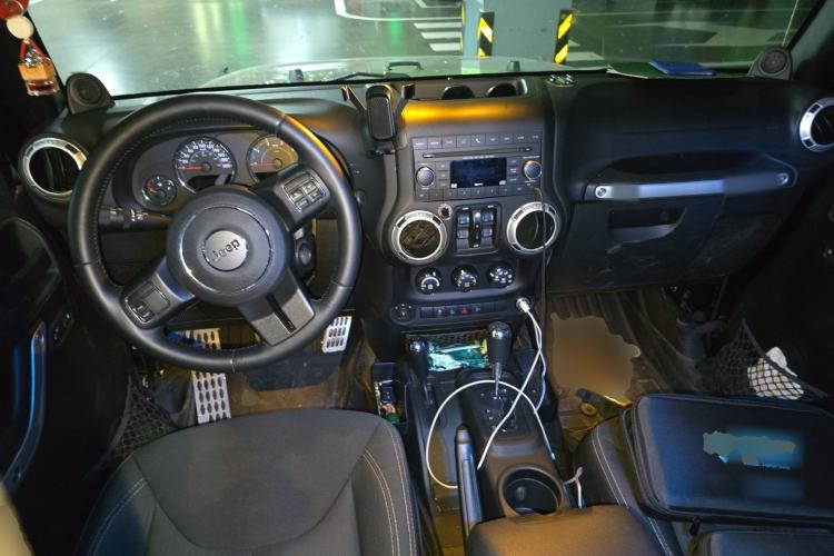Used Jeep Wrangler 2014 2.8TD Sahara Four-Door Edition Center Console