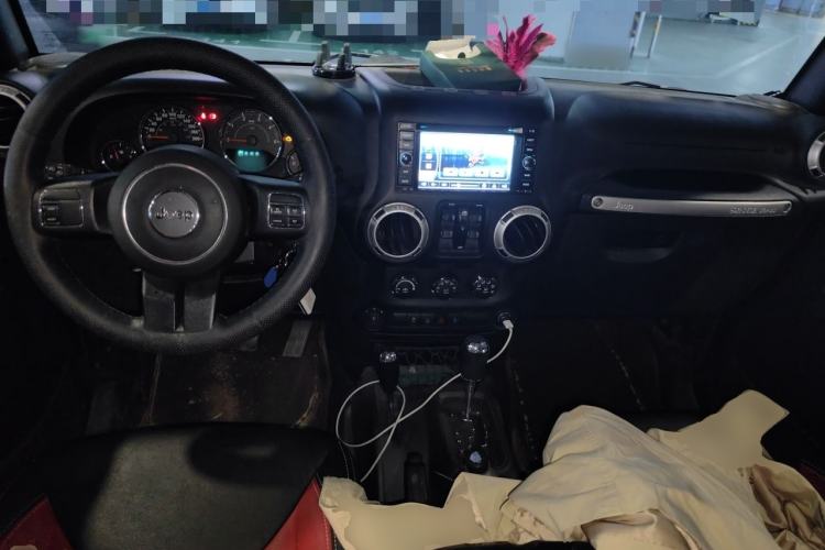 Used Jeep Wrangler 2014 2.8TD Sahara Four-Door Edition Center Console