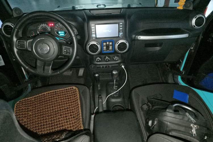 Used Jeep Wrangler 2014 3.0L Sahara Four-Door Edition Center Console