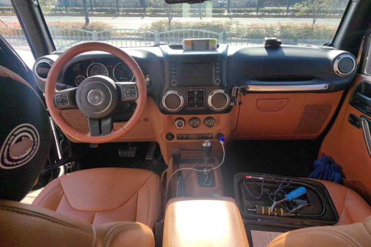 Used Jeep Wrangler 2014 3.0L Sahara Four-Door Edition Center Console
