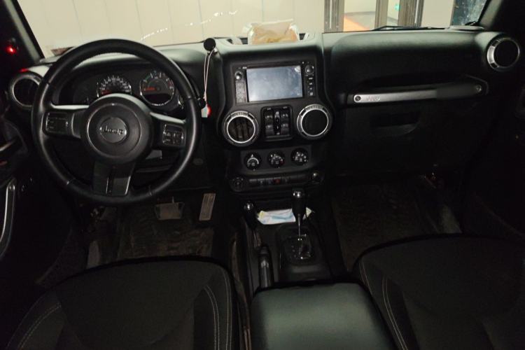 Used Jeep Wrangler 2014 2.8TD Sahara Four-Door Edition Center Console