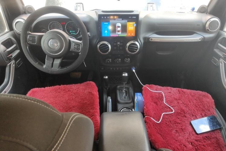 Used Jeep Wrangler 2014 2.8TD Sahara Four-Door Edition Center Console