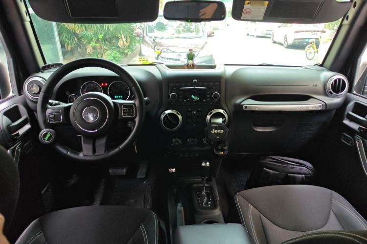 Used Jeep Wrangler 2014 2.8TD Sahara Four-Door Edition Center Console