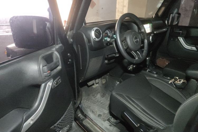 Used Jeep Wrangler 2014 2.8TD Sahara Four-Door Edition Driver Seat