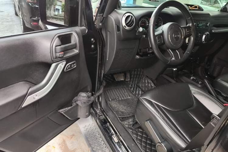 Used Jeep Wrangler 2014 3.0L Sahara Four-Door Edition Driver Seat