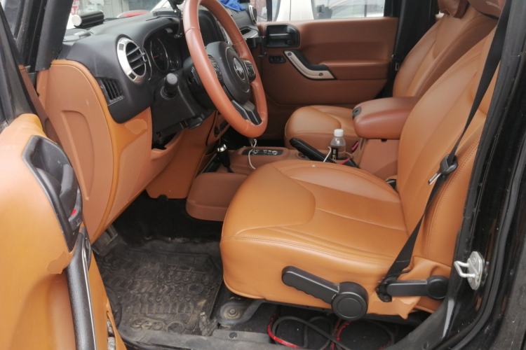 Used Jeep Wrangler 2014 3.0L Sahara Four-Door Edition Driver Seat