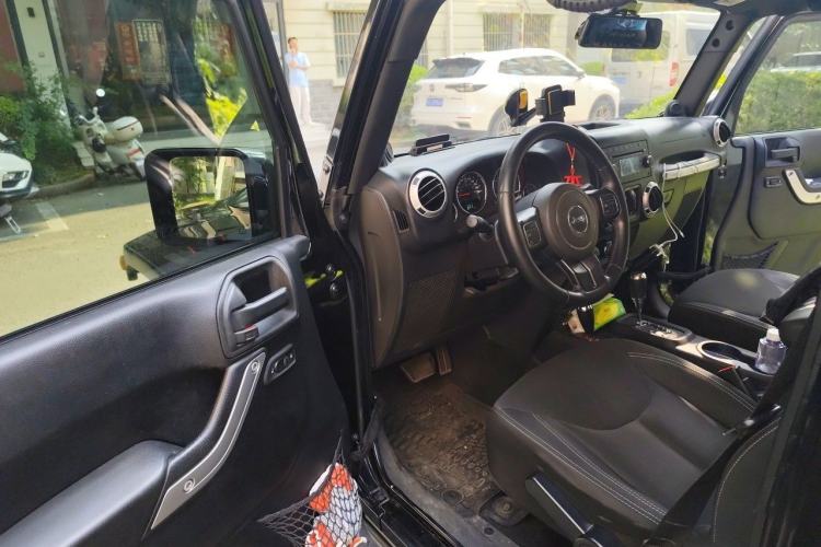 Used Jeep Wrangler 2014 2.8TD Sahara Four-Door Edition Driver Seat