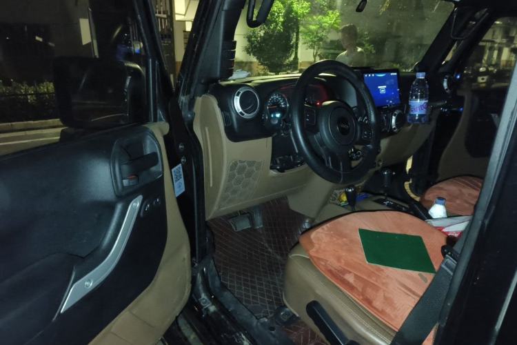 Used Jeep Wrangler 2014 3.0L Sahara Four-Door Edition Driver Seat