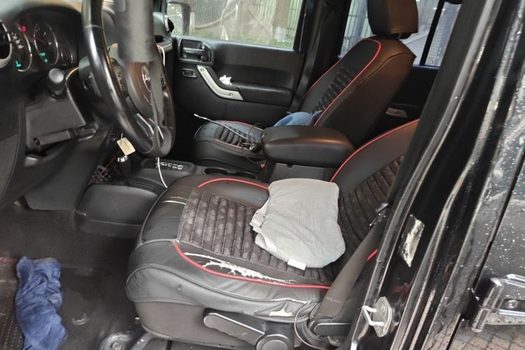 Used Jeep Wrangler 2014 2.8TD Sahara Four-Door Edition Driver Seat