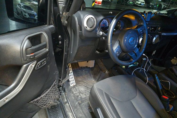 Used Jeep Wrangler 2014 2.8TD Sahara Four-Door Edition Driver Seat