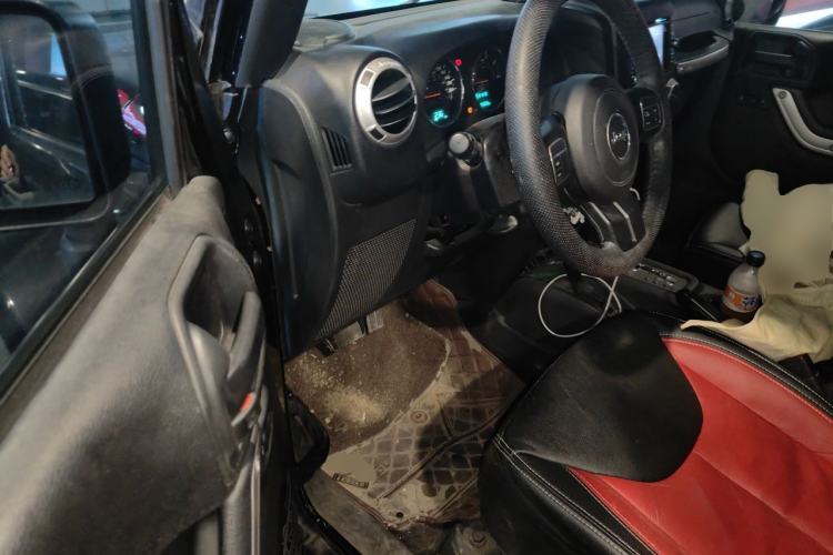 Used Jeep Wrangler 2014 2.8TD Sahara Four-Door Edition Driver Seat