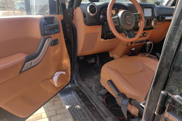Used Jeep Wrangler 2014 3.0L Sahara Four-Door Edition Driver Seat