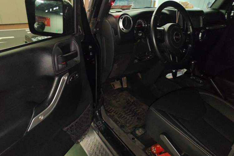 Used Jeep Wrangler 2014 2.8TD Sahara Four-Door Edition Driver Seat
