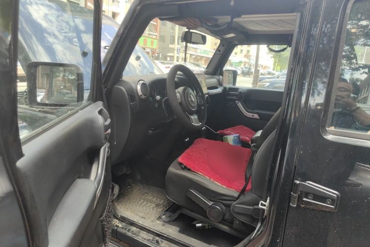 Used Jeep Wrangler 2014 2.8TD Sahara Four-Door Edition Driver Seat