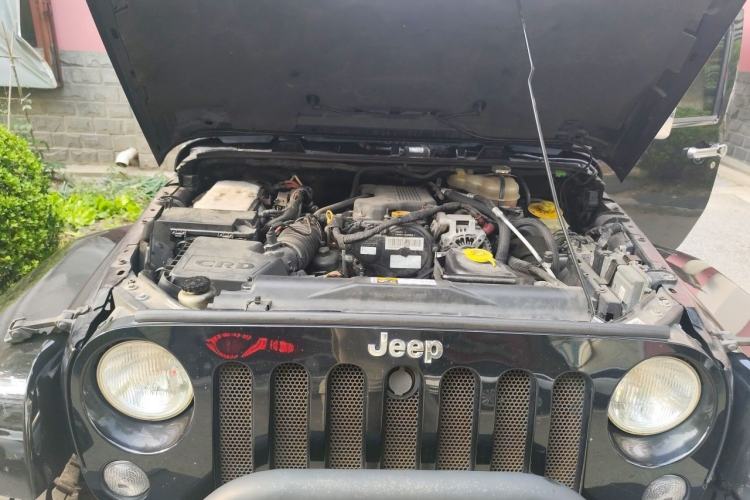 Used Jeep Wrangler 2014 2.8TD Sahara Four-Door Edition Engine Bay