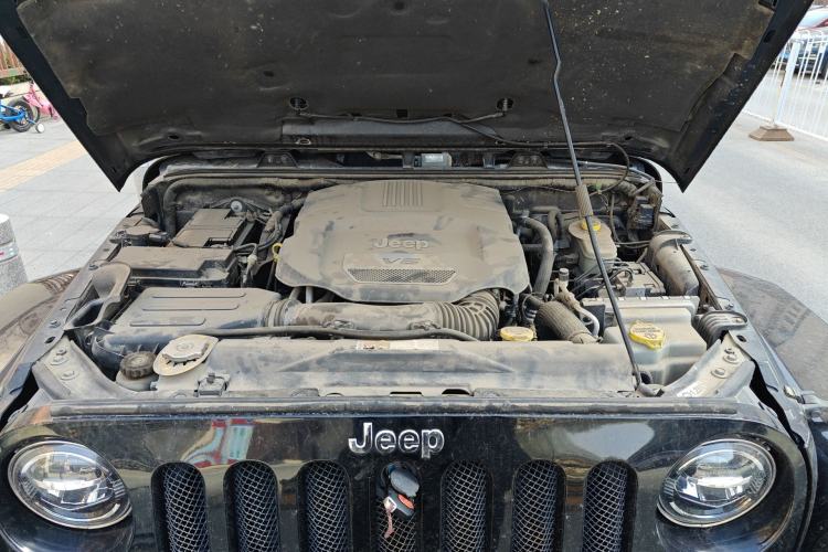 Used Jeep Wrangler 2014 3.0L Sahara Four-Door Edition Engine Bay