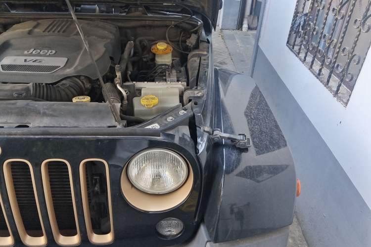 Used Jeep Wrangler 2014 3.6L Longteng Collection Edition Engine Bay Left