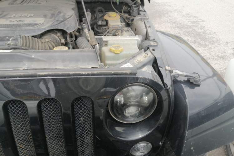 Used Jeep Wrangler 2014 3.0L Sahara Four-Door Edition Engine Bay Left