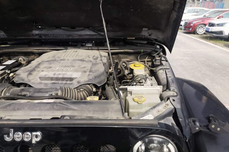 Used Jeep Wrangler 2014 3.0L Sahara Four-Door Edition Engine Bay Left