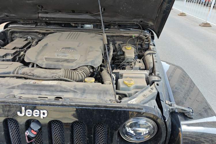 Used Jeep Wrangler 2014 3.0L Sahara Four-Door Edition Engine Bay Left