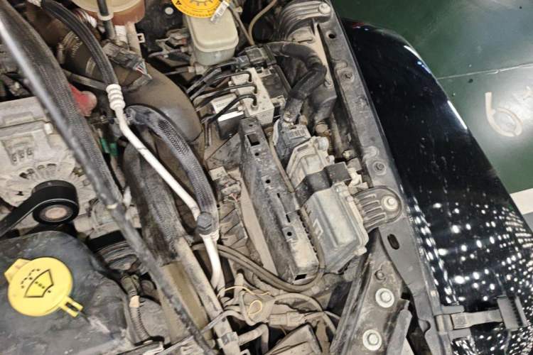 Used Jeep Wrangler 2014 2.8TD Sahara Four-Door Edition Engine Bay Left