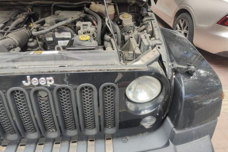 Used Jeep Wrangler 2014 2.8TD Sahara Four-Door Edition Engine Bay Left