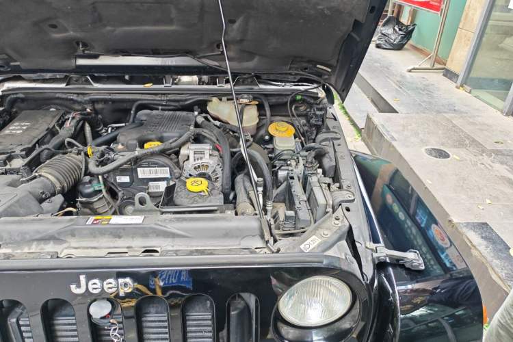 Used Jeep Wrangler 2014 2.8TD Sahara Four-Door Edition Engine Bay Left