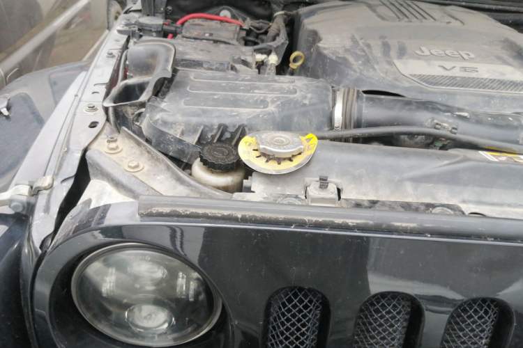 Used Jeep Wrangler 2014 3.0L Sahara Four-Door Edition Engine Bay Right