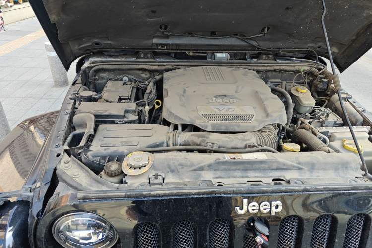 Used Jeep Wrangler 2014 3.0L Sahara Four-Door Edition Engine Bay Right
