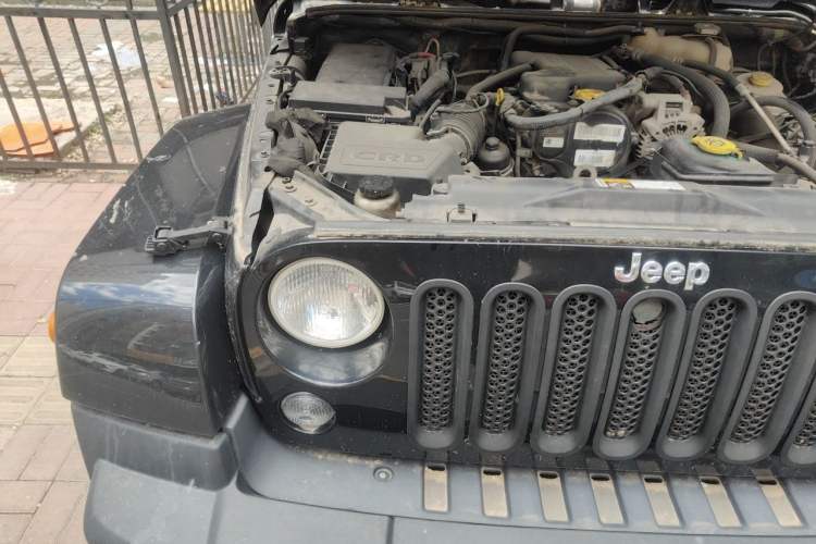 Used Jeep Wrangler 2014 2.8TD Sahara Four-Door Edition Engine Bay Right