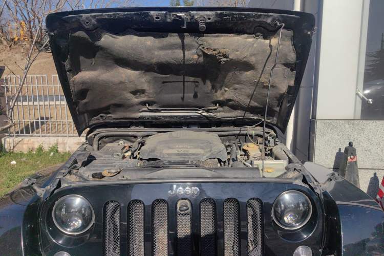 Used Jeep Wrangler 2014 3.0L Sahara Four-Door Edition Engine Bay