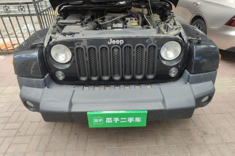 Used Jeep Wrangler 2014 2.8TD Sahara Four-Door Edition Engine Bay