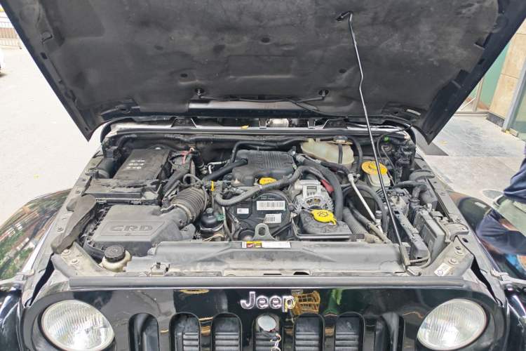 Used Jeep Wrangler 2014 2.8TD Sahara Four-Door Edition Engine Bay