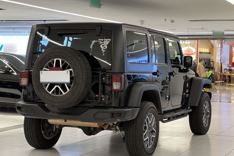 Used Jeep Wrangler 2014 3.0L Sahara Four-Door Edition Exterior 2