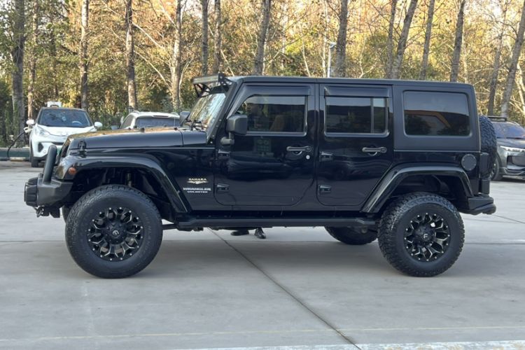 Used Jeep Wrangler 2014 3.0L Sahara Four-Door Edition Exterior 3